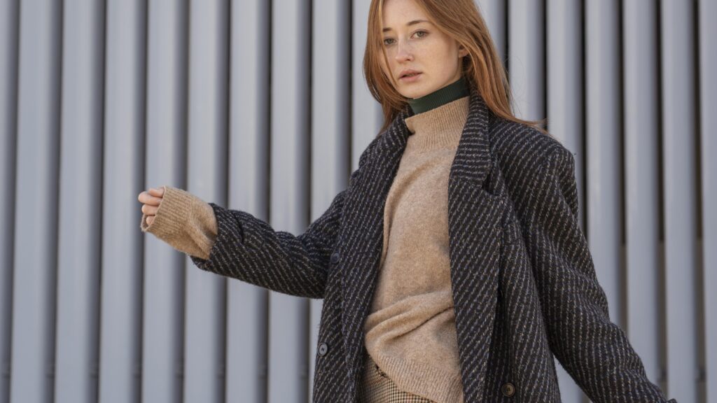 Секреты многослойности осени 2025: свитера, пальто и шарфы